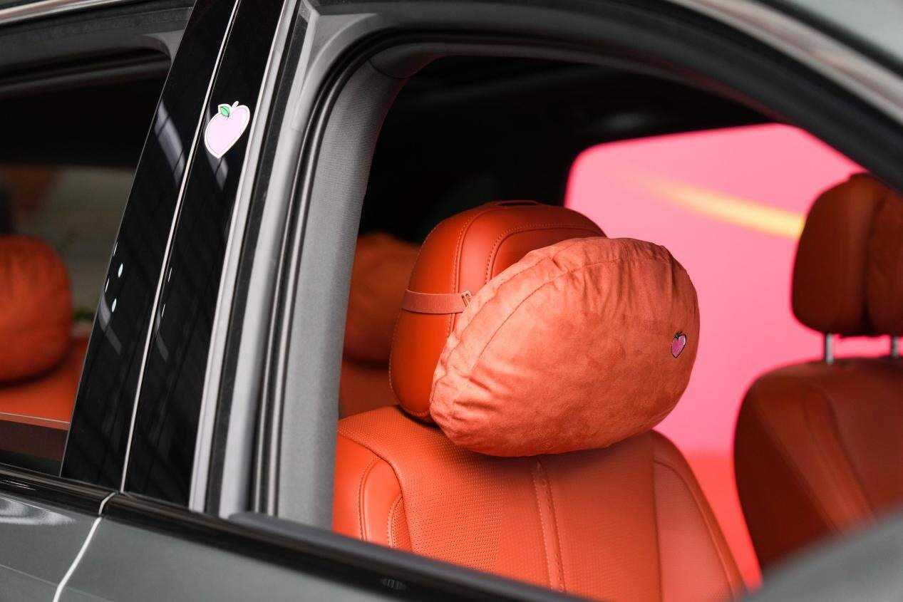 凱旋迎“旗”續(xù)新篇 一汽紅旗贈車中國榮耀運(yùn)動健兒